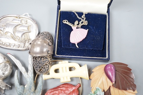 A 19th century 800 white metal heart shaped box, 63mm and a small grouop of other white metal items and costume jewellery.